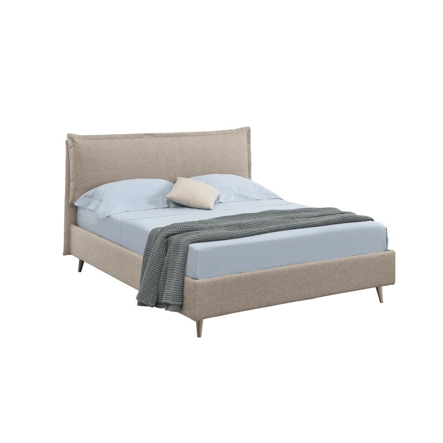 Cama tapizada en bouclé con patas de madera Cama tapizada en bouclé con patas de madera