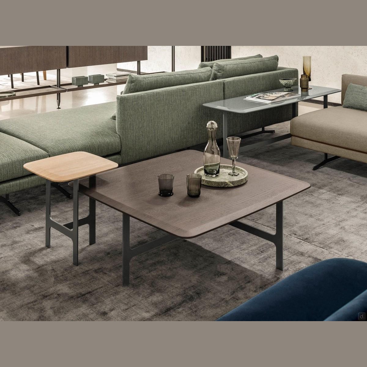 Mesa de centro cuadrada de madera con patas metálicas Mesa de centro cuadrada de madera con patas metálicas