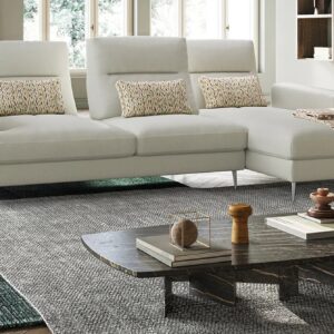 Sofá 3 plazas con chaise longue en tejido claro — ambientado